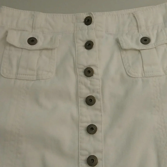 ROZ & ALI BUTTON FRONT, KNEE LENGTH, STRETCH DENIM SKIRT - Picture 3 of 9